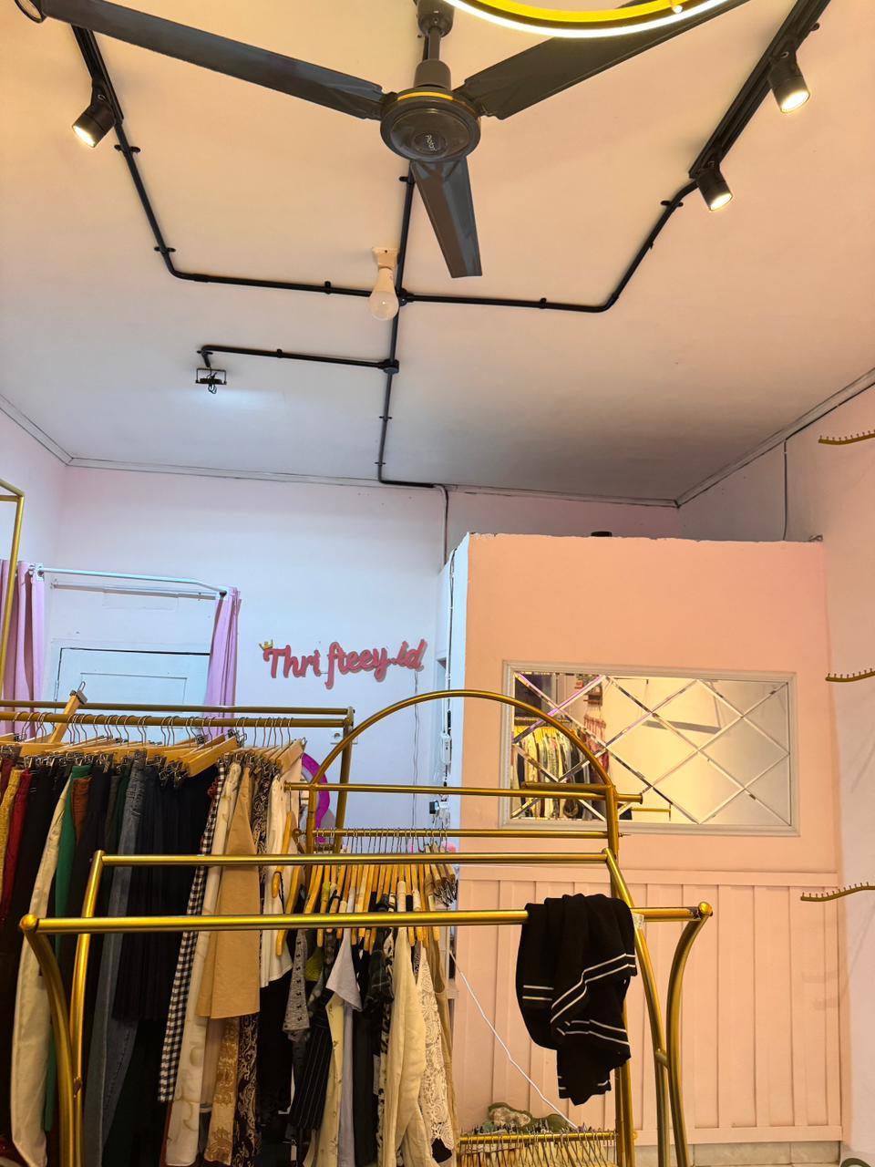 ThrifteeyID - Fashion Thrifting Wanita Berkualitas